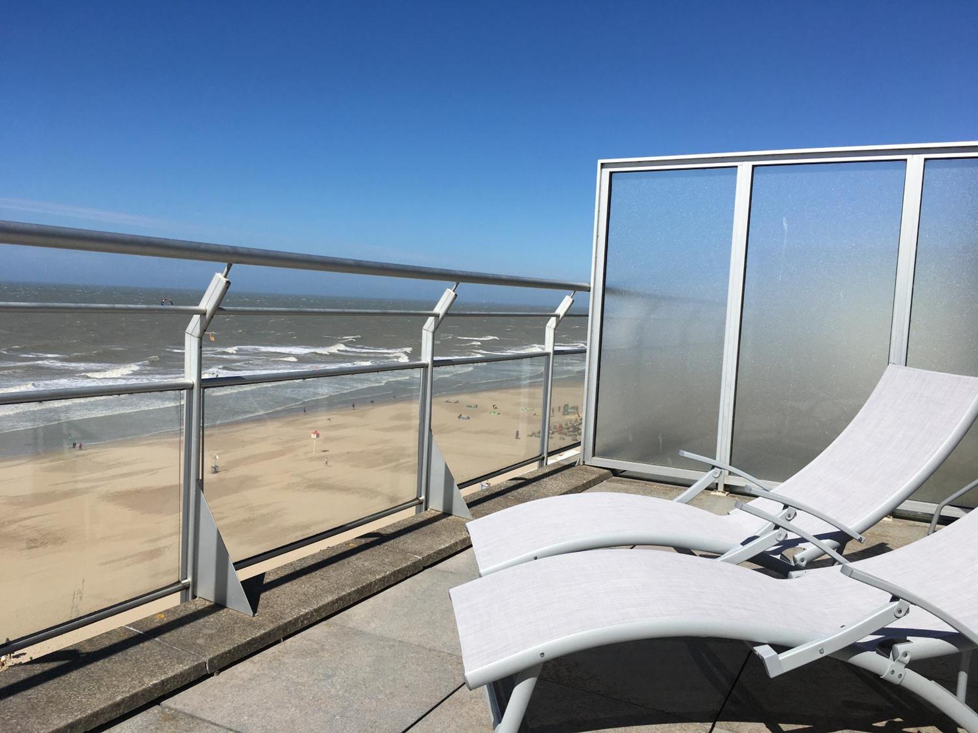 Апартаменты Penthouse On The Belgian Coast With Sea & Landscape Views Вендуйне Экстерьер фото